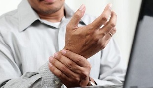 Ënnerscheed zu Symptomer vun Arthritis an Arthrosis